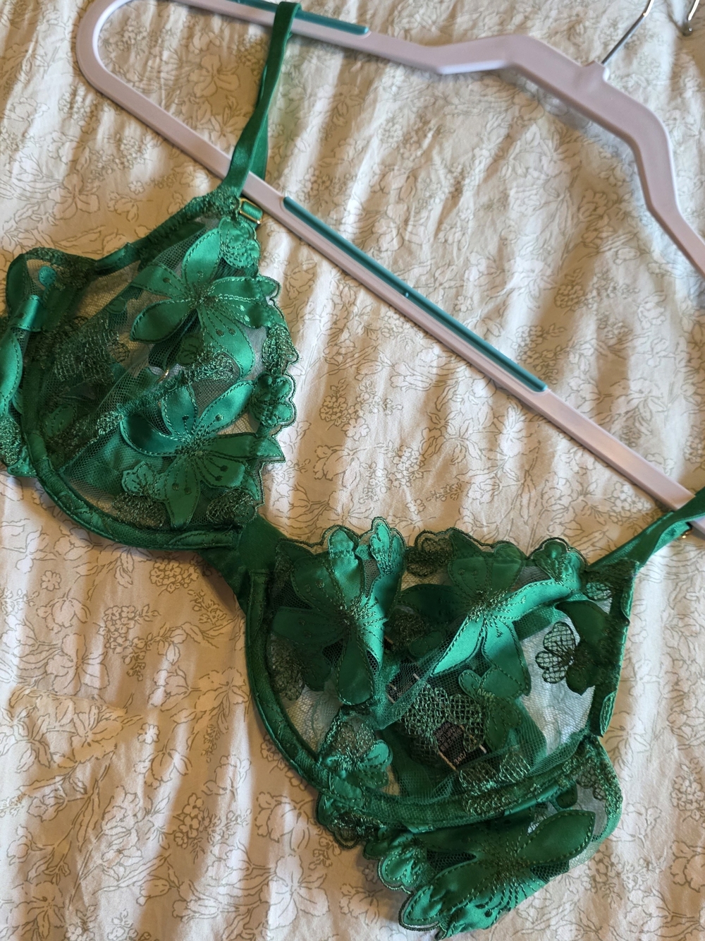 Victoria's Secret Emerald Green Lace Underwire Bra
